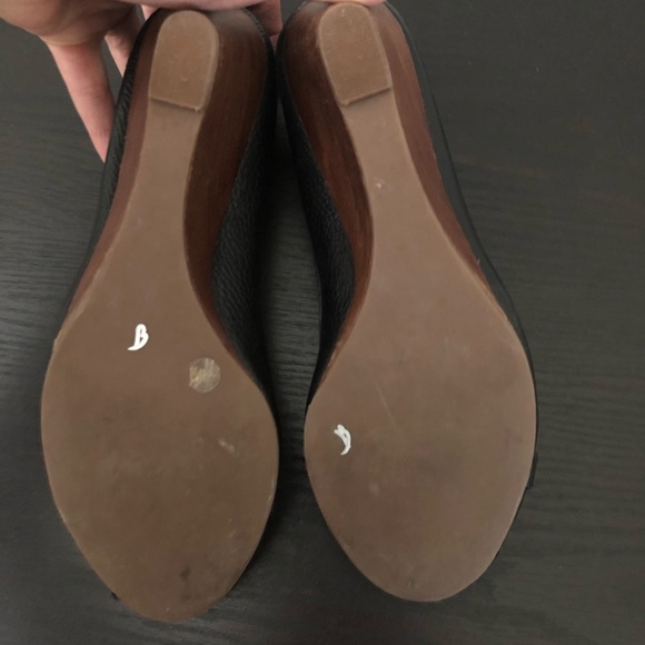 Tory Burch wedge, black with gold logo! - Picture 5 of 6